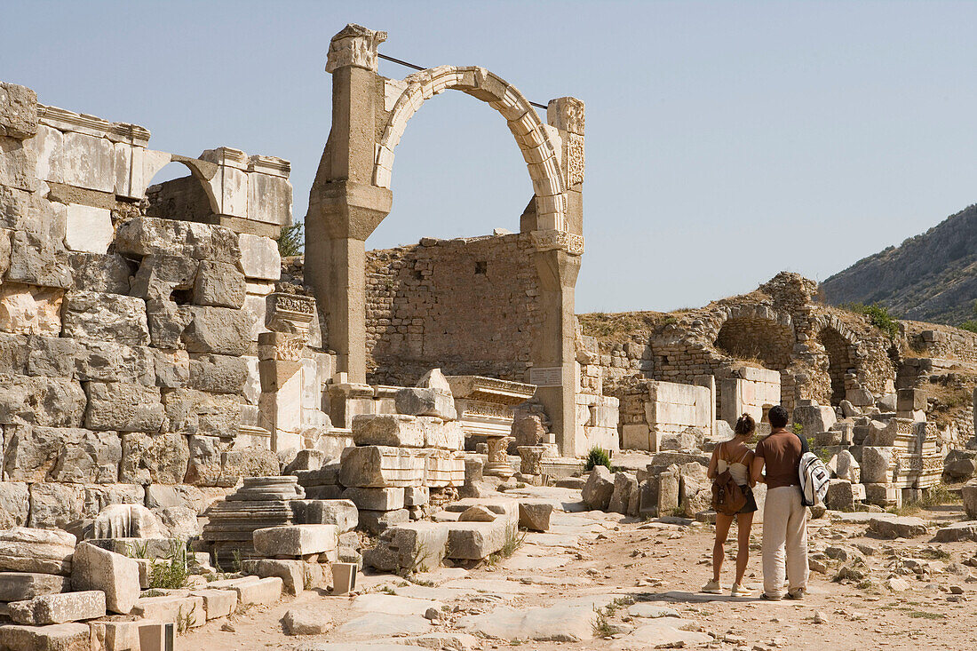 Touristen lesen Ephesos Reiseführer, Tomb of Pollio, Antike Ruinen von Ephesos, Türkei