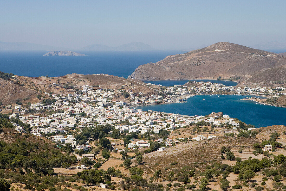 Blick über Skala und Patmos Hafen, Patmos, Dodekanes, Griechenland