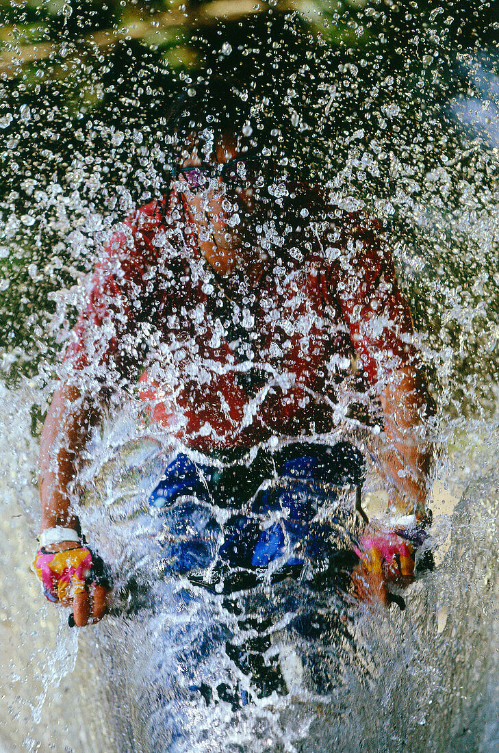 Mensch fährt mit seinem Mountainbike durch ein Bach, Wassertropfen, MTB, Sport
