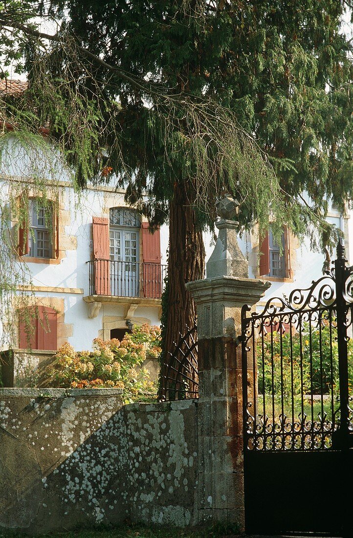 Blick auf Haus mit französischem Balkon in Sare (Aquitanien, Frankreich)