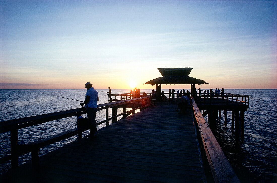 Mann beim Angeln, Sonnenuntergang am Pier, Key West, Florida, USA, Amerika