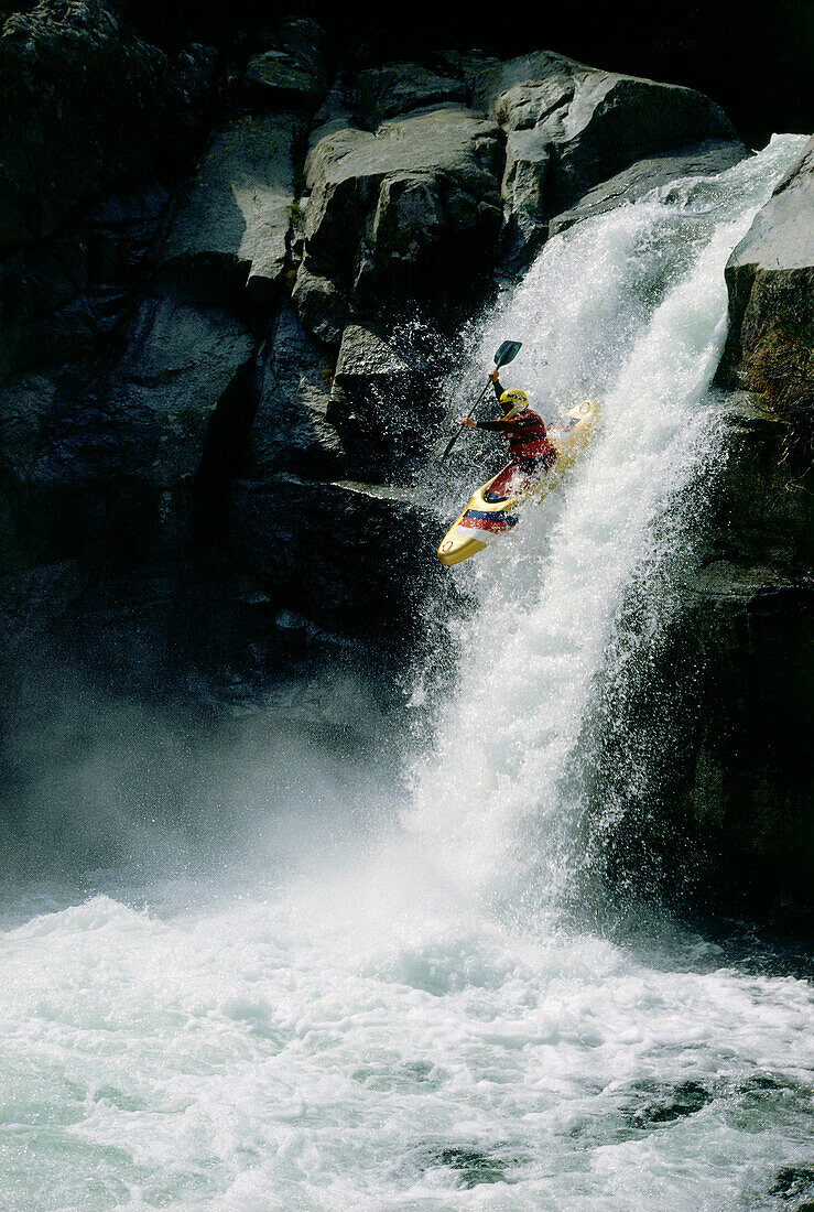 Kanufahrer in einem Wasserfall