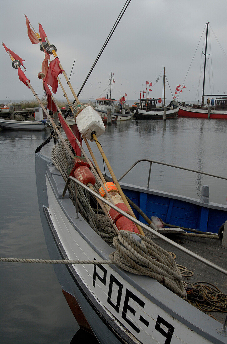 Der Bug eines Fischerboots im Hafen von Timmendorf, Insel Poel, Mecklenburg-Vorpommern, Deutschland, Europa