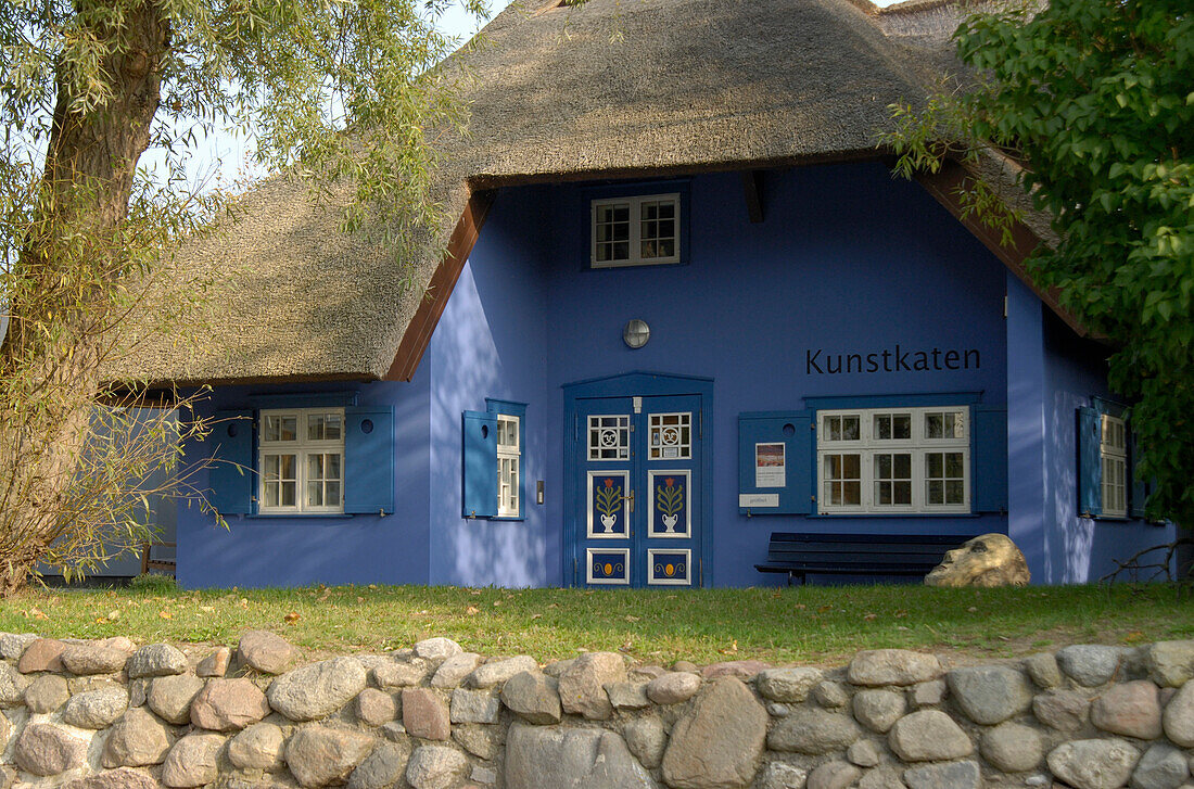 Ahrenshoop, Kunstkaten, house with thatched roof, Mecklenburg-Pomerania, Germany, Europe