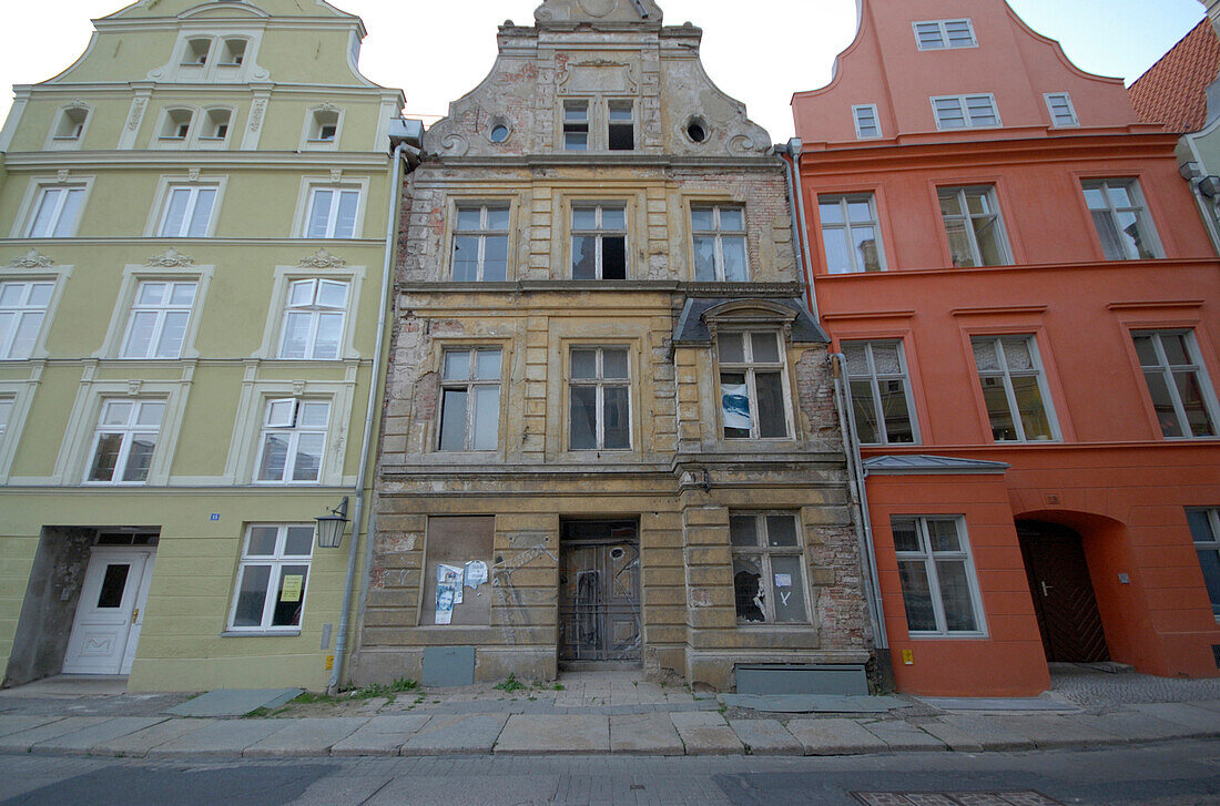 Verfallene und renovierte Hausfassaden, Stralsund, Mecklenburg-Vorpommern, Deutschland, Europa