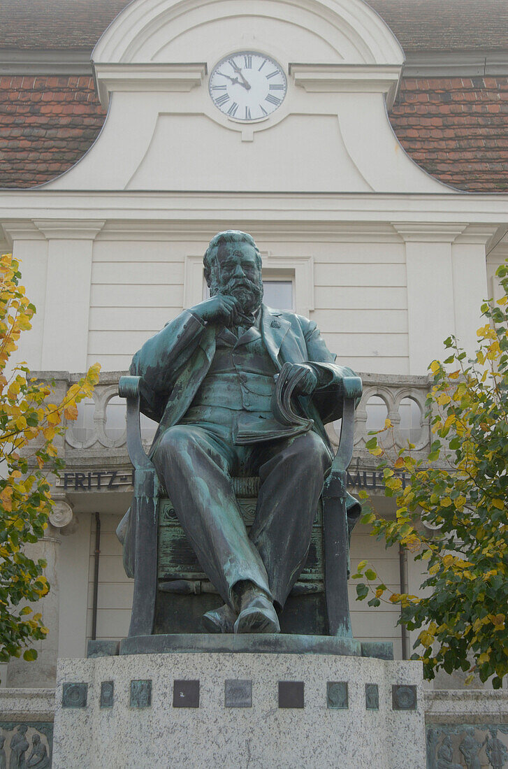 Stavenhagen,  Fritz-Reuter-Denkmal vor Literaturmuseum, Mecklenburg-Vorpommern, Deutschland, Europa