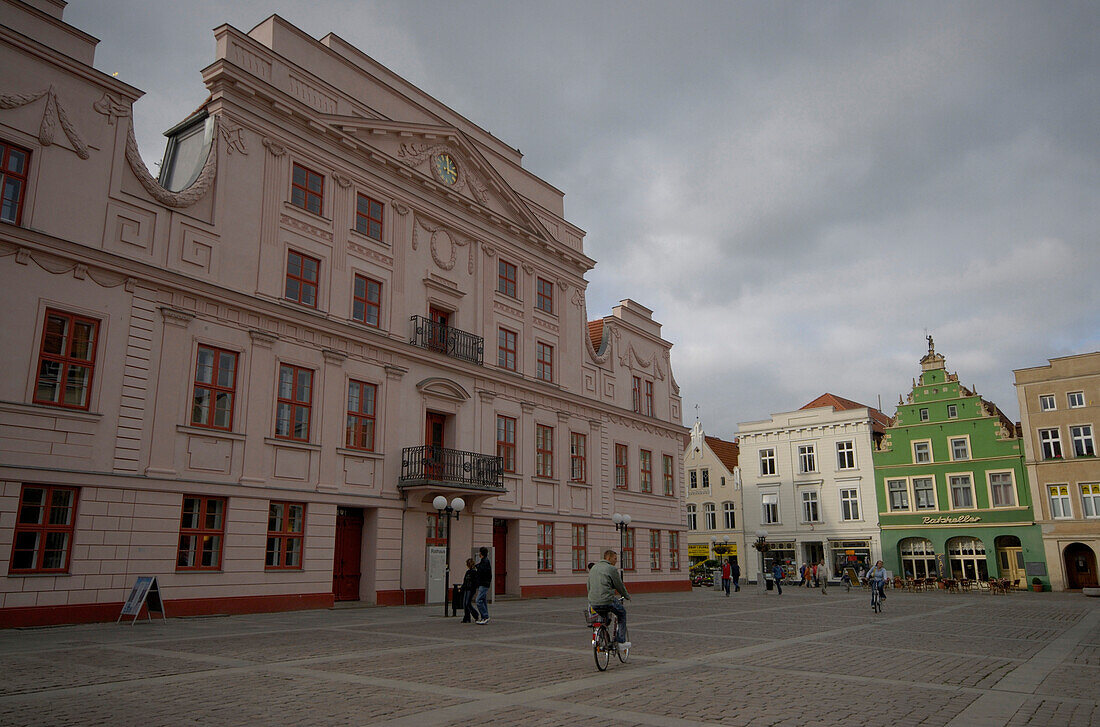 Das Rathaus unter einer grauen Wolkendecke, Güstrow, Mecklenburg-Vorpommern, Deutschland, Europa