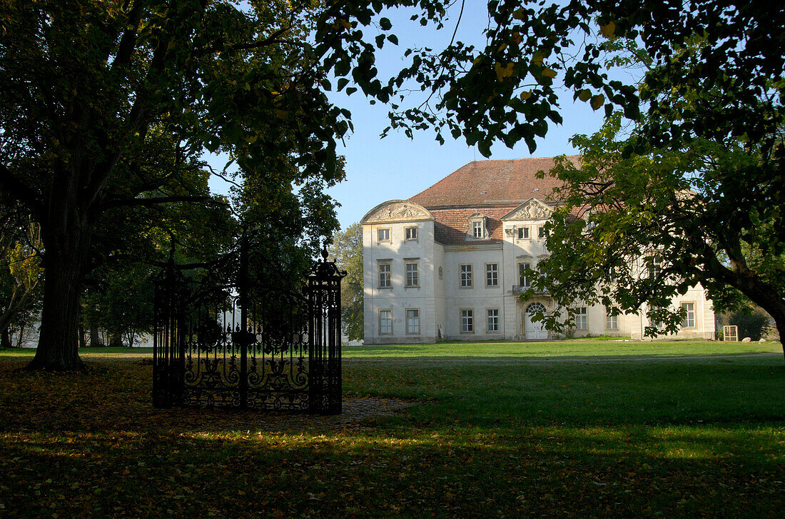 Schloss Ivenack in einem Garten hinter Bäumen, Ivenack, Mecklenburg-Vorpommern, Deutschland, Europa