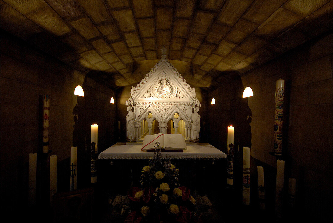 Innenansicht der Krypta der Willibrordus Basilika, Echternach, Luxemburg, Europa