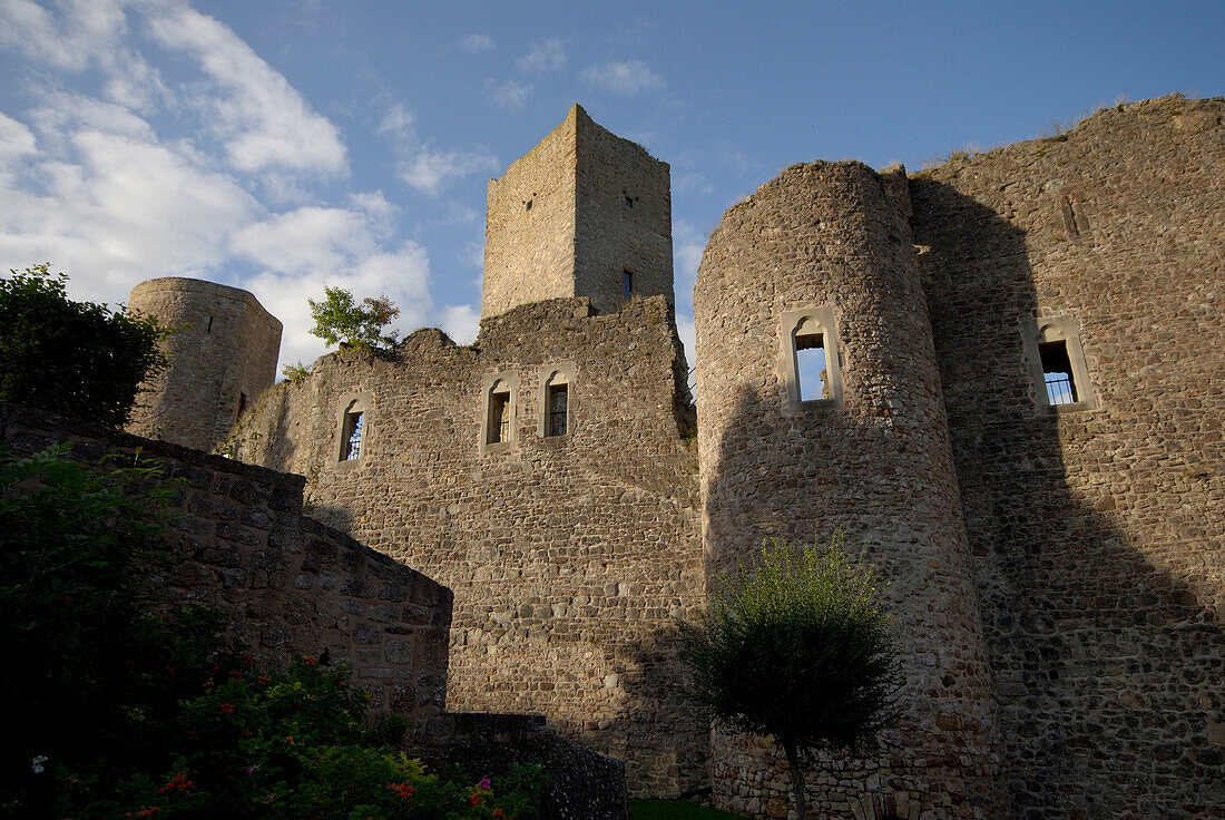 Die Ruine der Burg Useldange, Luxemburg, Europa