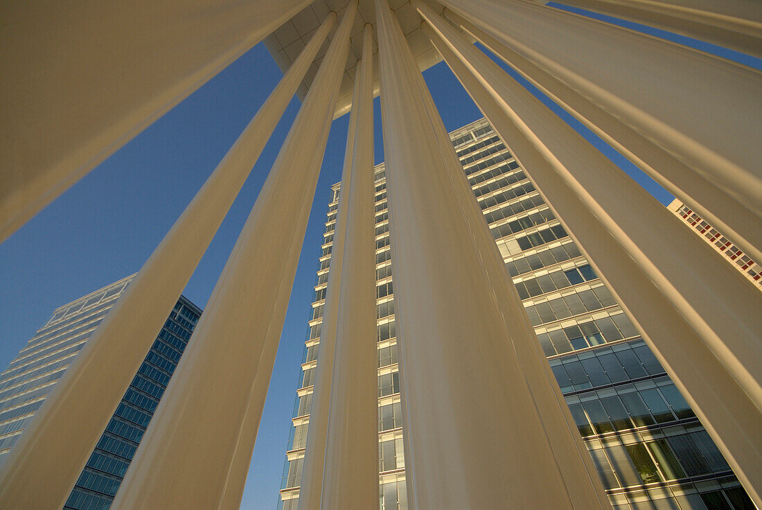 Hochhäuser und Detail der Philharmonie im Sonnenlicht, Kirchberg, Luxemburg, Luxemburg, Europa