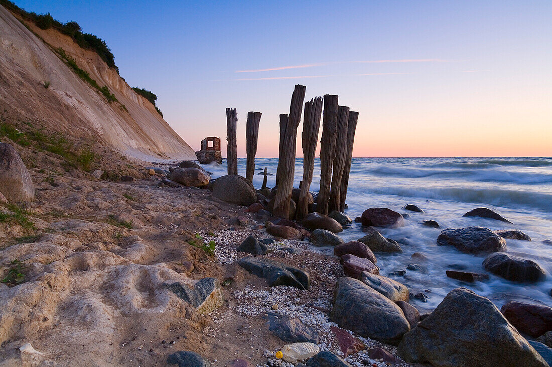 Pfähle am Strand in der Dämmerung, Kap Arkona, Rügen, Mecklenburg-Vorpommern, Deutschland