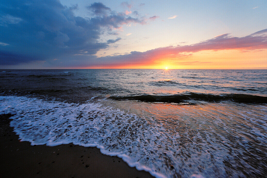 Ostsee-Strand bei Sonnenuntergang, Darß, Fischland-Darß-Zingst, Mecklenburg-Vorpommern, Deutschland