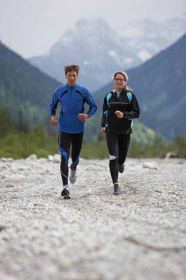 Mann und Frau beim Joggen, Vorderriss, Bayern, Deutschland