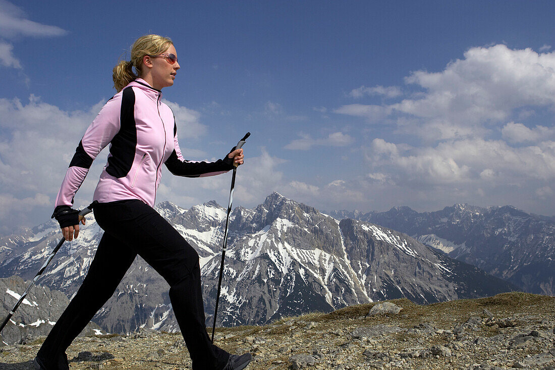 Nordic Walkerin, Karwendel, Mittenwald, Bayern, Deutschland