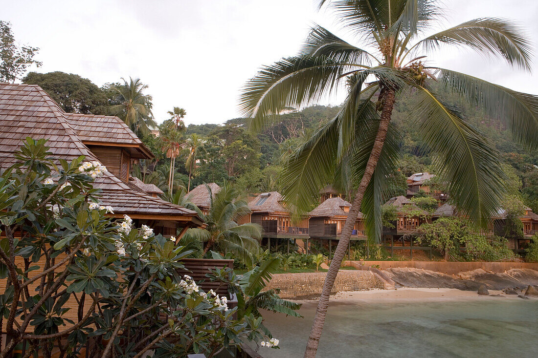 Ferienhäuser am Strand bei Sonnenuntergang, Northolme Hotel & Spa, Glacis, Mahe Island, Seychellen