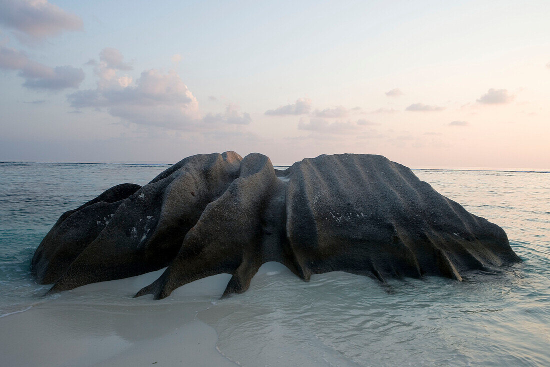 Granit Felsen bei Sonnenuntergang, Anse Source D'Argent Beach, La Digue Island, Seychellen