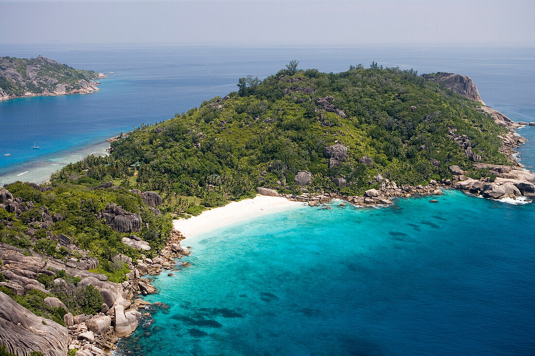 Luftaufnahme vom Strand von Grande Soeur Island, Seychellen