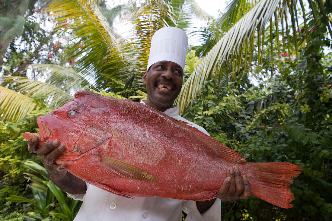 Chefkoch mit Schnapperfisch, Taj Denis Island Resort, Denis Island, Seychellen