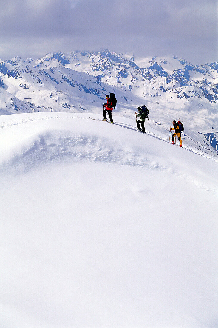 Drei Personen beim Aufstieg, Skitour, Stubai, Tirol, Österreich