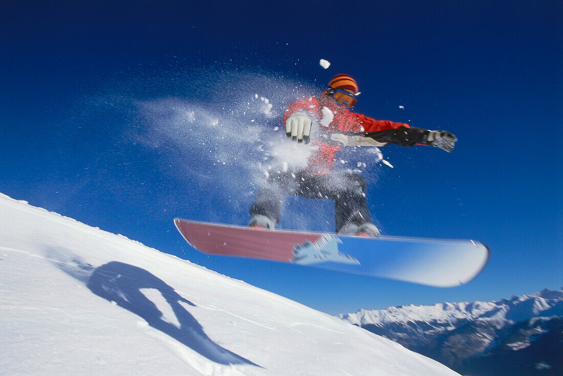 Snowboardfahrer in der Luft nach einem Sprung, Serfaus, Tirol, Österreich