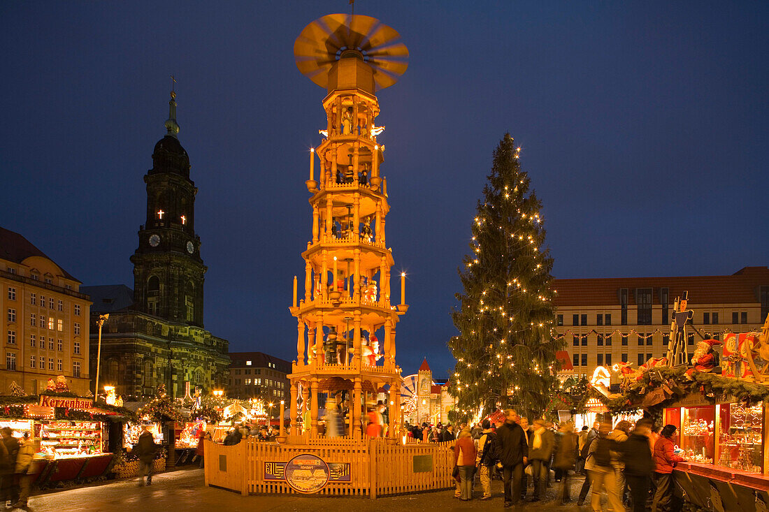 Kreuzkirche, Altmarkt, Weihnachtspyramide, Striezelmarkt, Weihnachtsmarkt, Weihnachten, Advent, Dresden, Sachsen, Deutschland