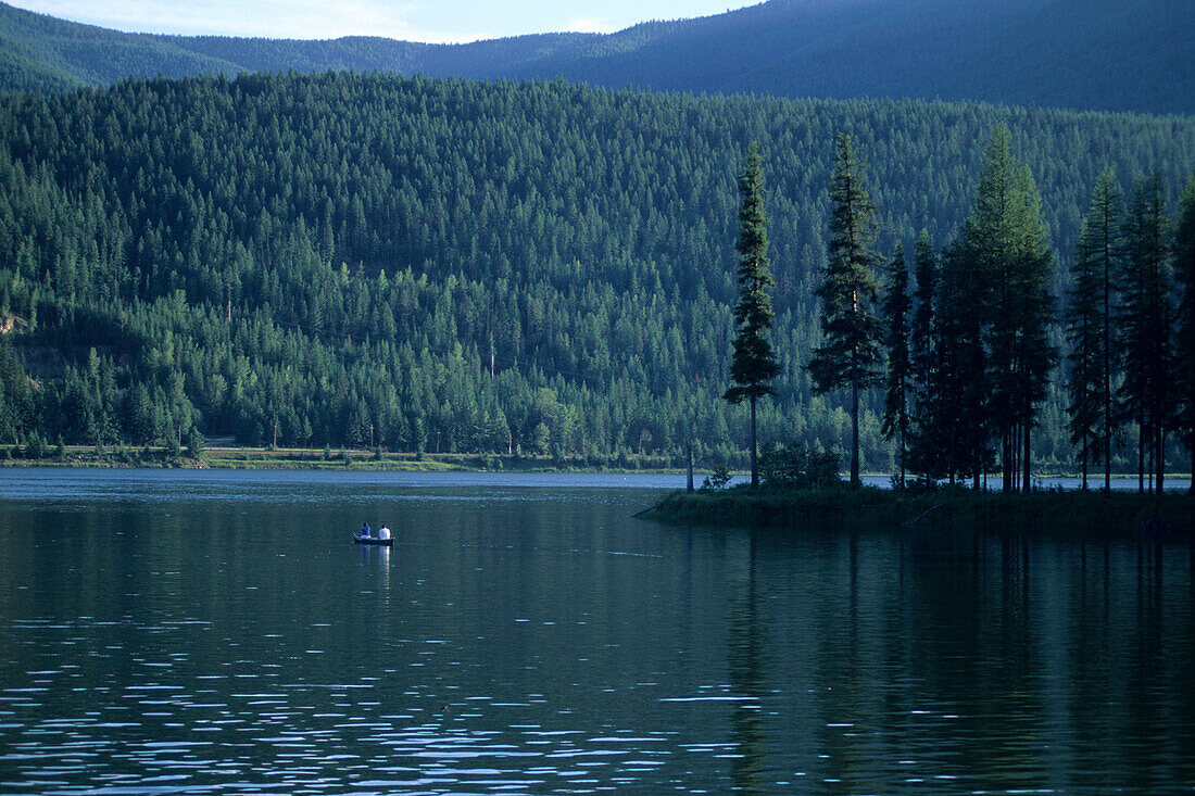 Kanu auf dem Bull Lake, Kootenai National Forest, Montana, USA