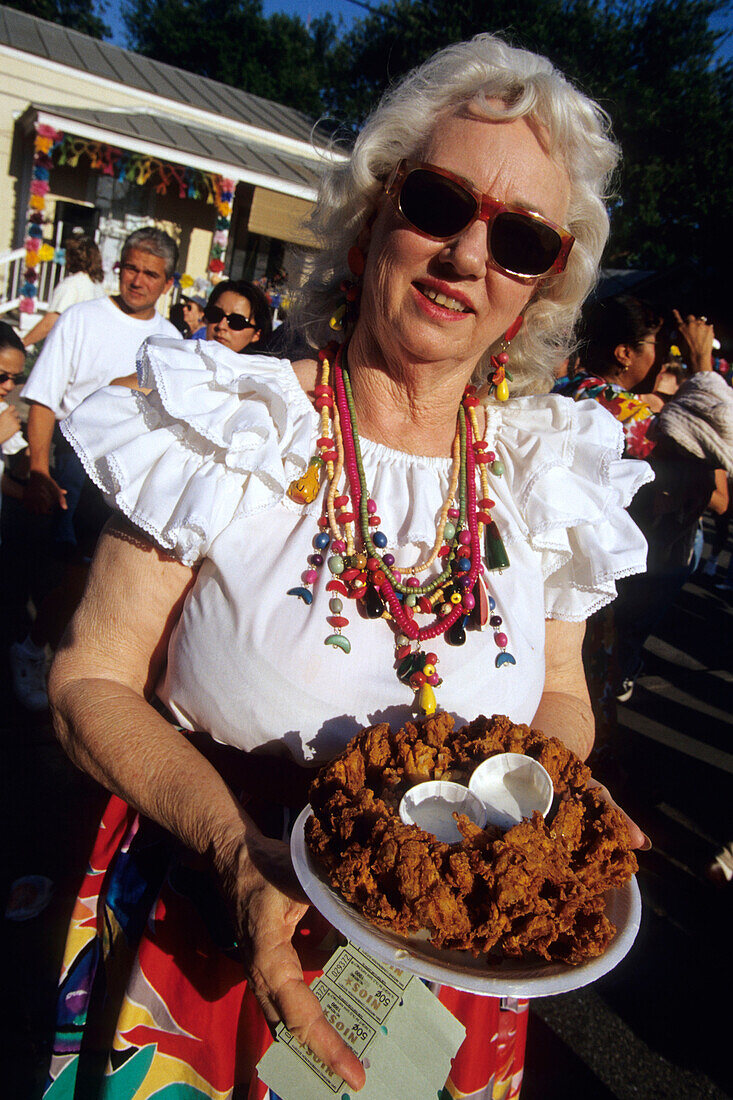 Frau mit fritierten Zwiebeln, San Antonio Fiesta, San Antonio, Texas, USA
