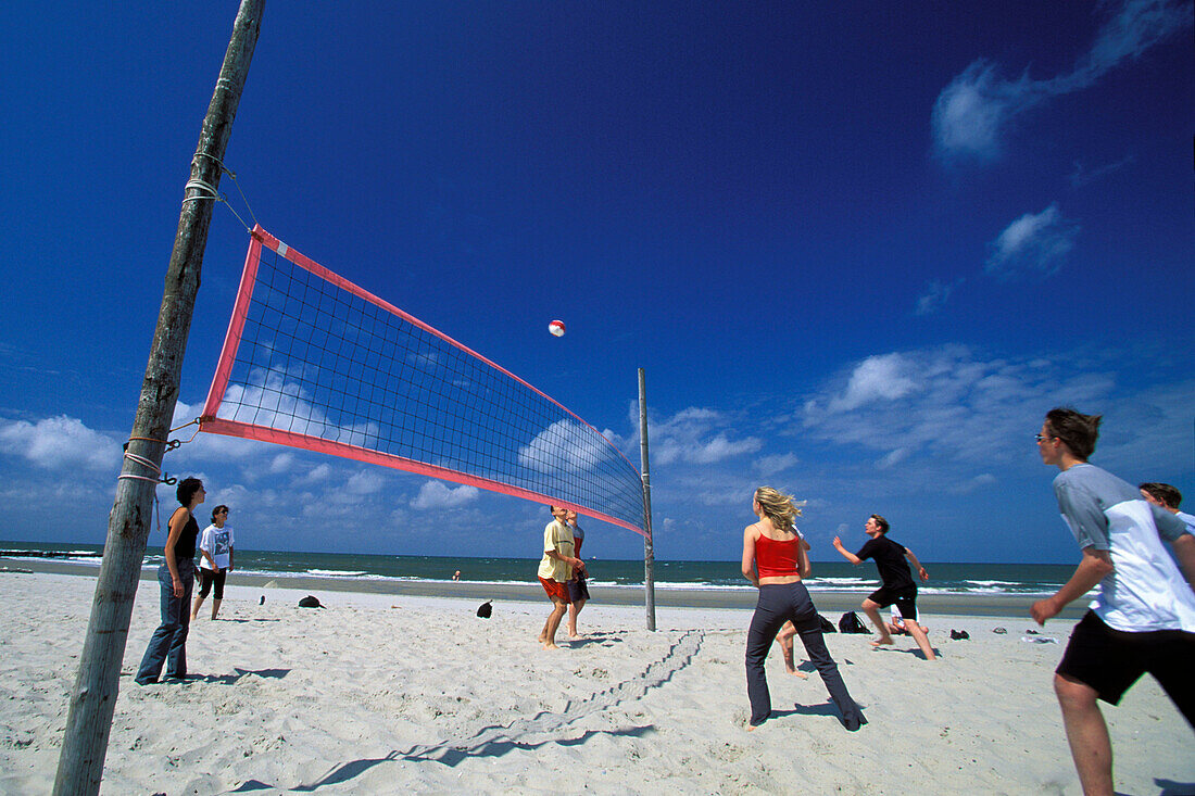 Jugendliche spielen Volleyball am Strand, Ostfriesische Inseln, Nordsee, Deutschland