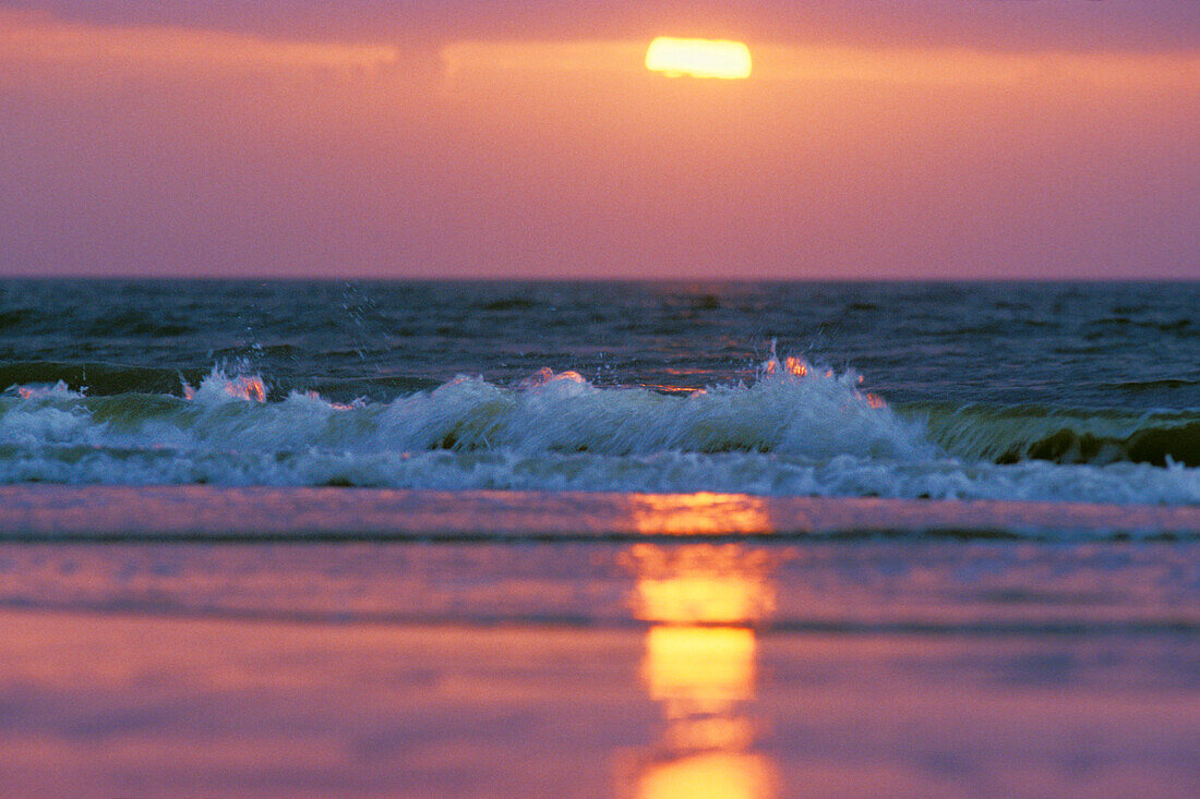 Nordseestrand im Sonnenuntergang, Schleswig-Holstein, Deutschland