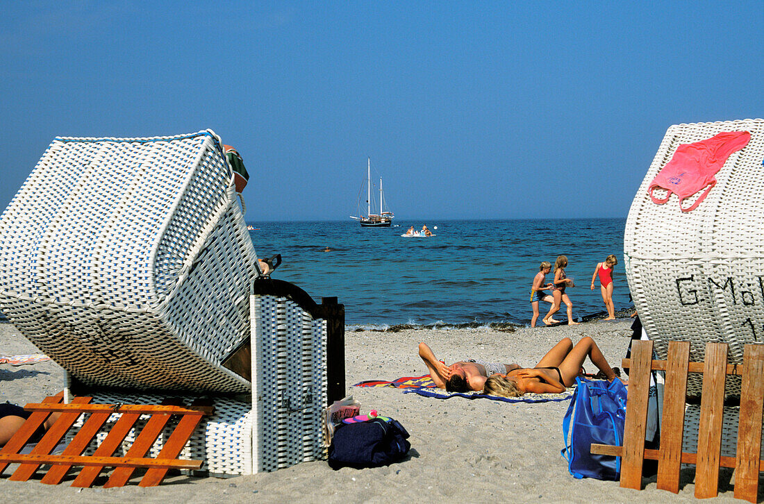 Junges Paar am Strand, Strandkörbe, Timmendorfer Strand, Ostsee, Deutschland