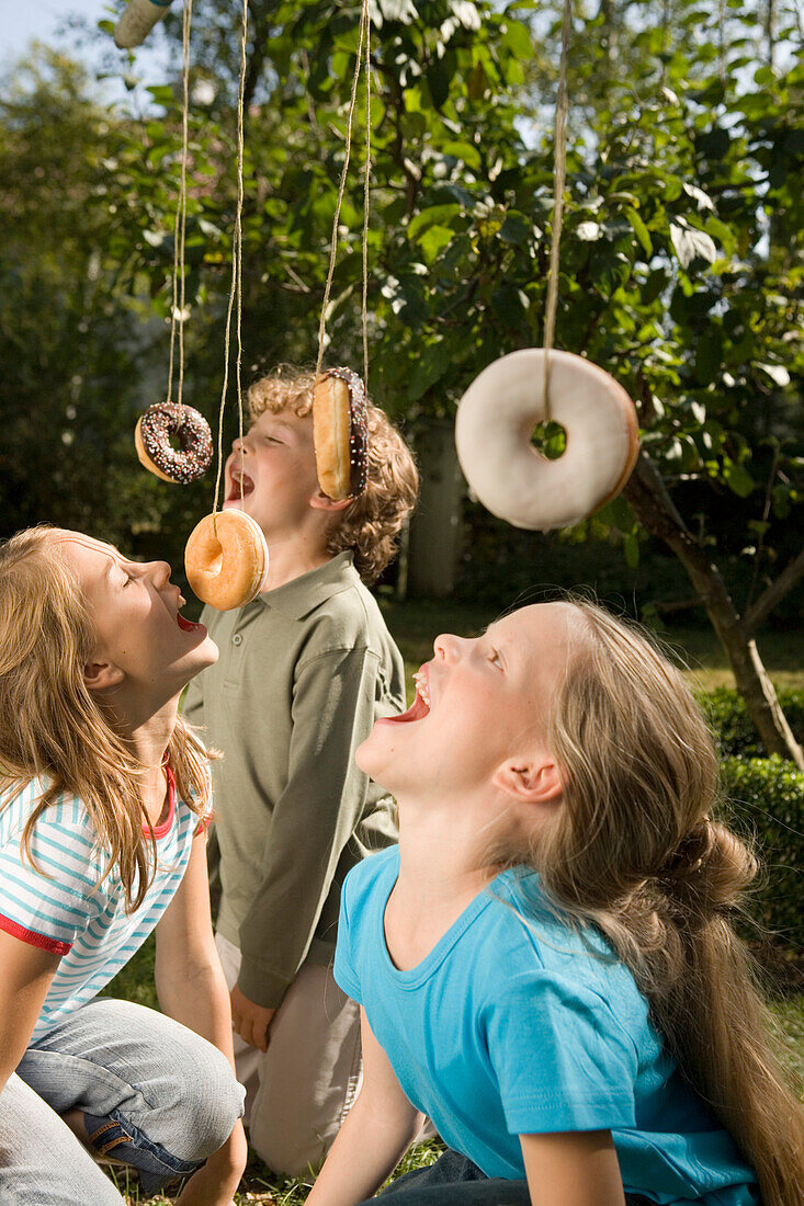 Kinder spielen Donutschnappen, Kindergeburtstag