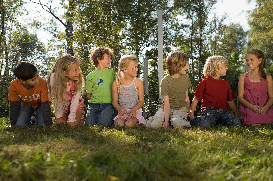 Kinder spielen Stille Post, Kindergeburtstag