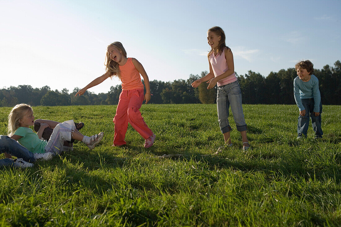 Kinder spielen Tauziehen, Kindergeburtstag