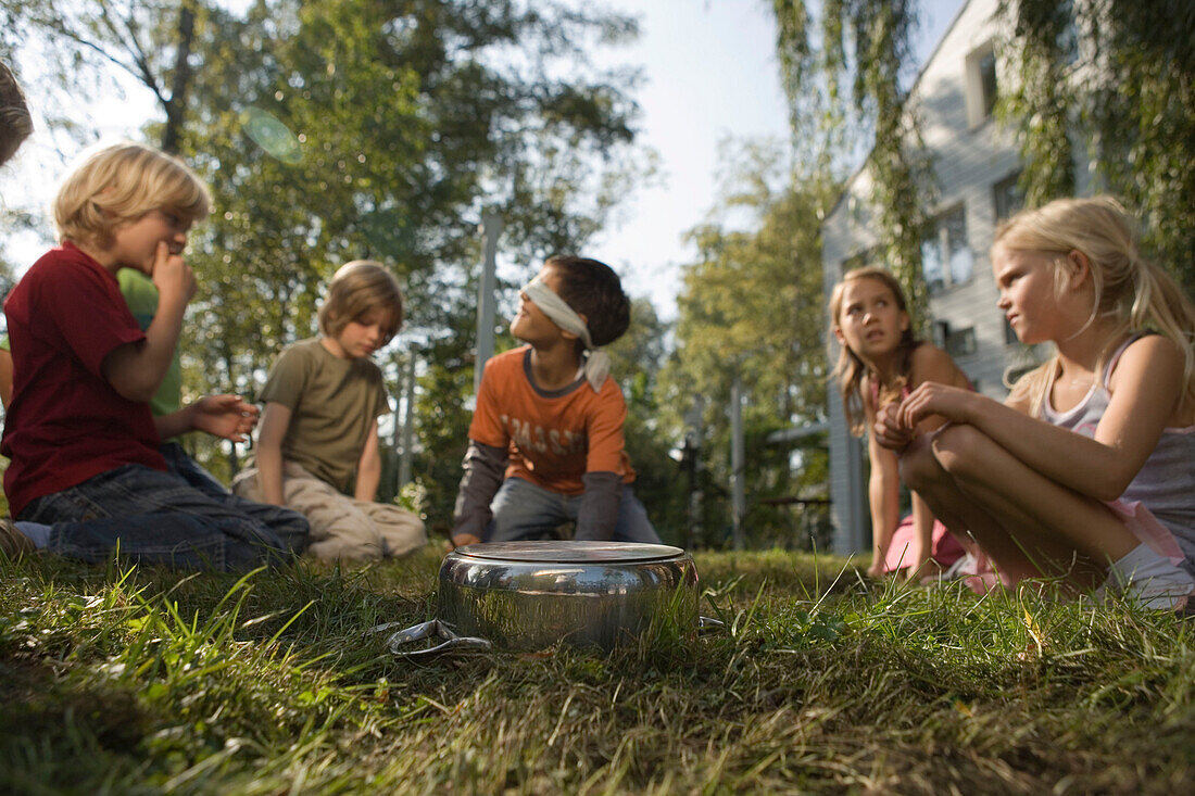 Kinder spielen Topfschlagen, Kindergeburtstag