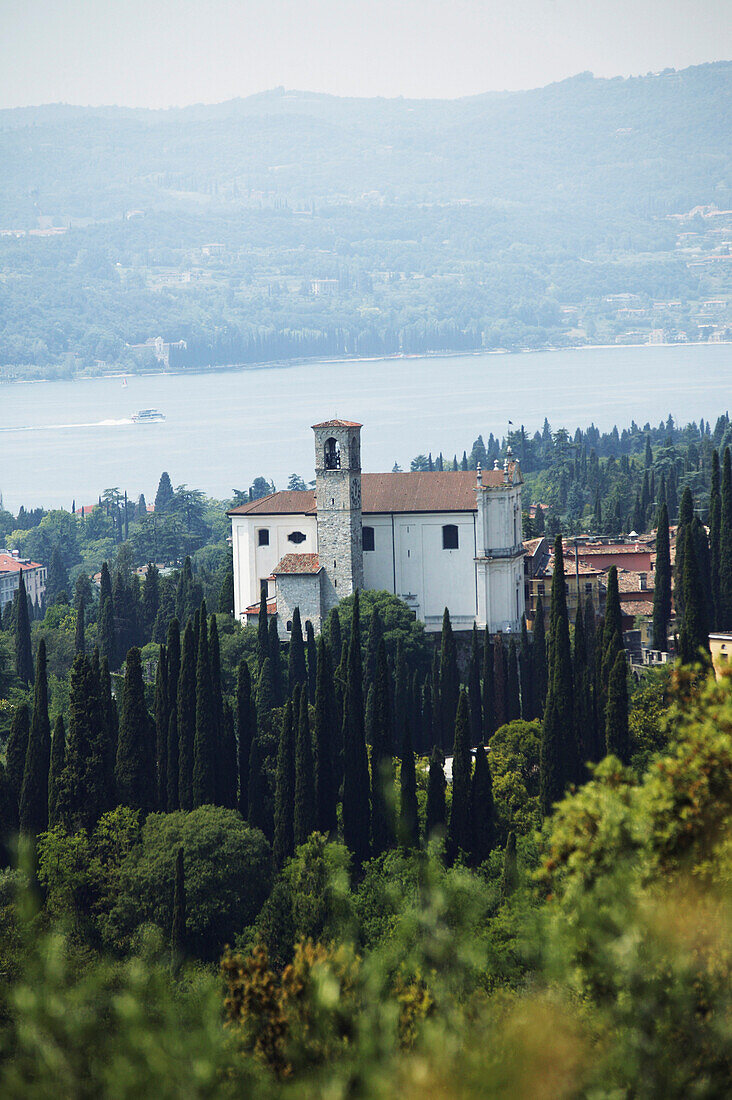 Blick über den Gardasee, Gardone Riviera, Lomardei, Italien