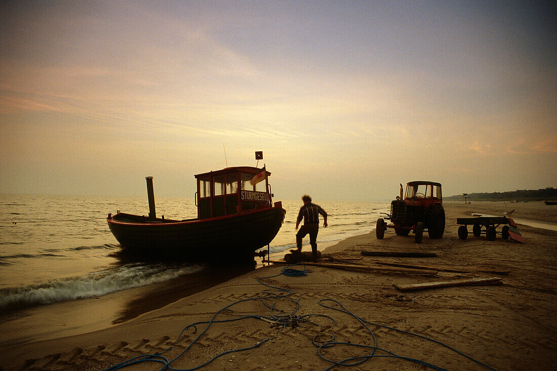 Fischdampfer am Strand, Ahlbeck, Usedom, Mecklenburg-Vorpommern, Deutschland