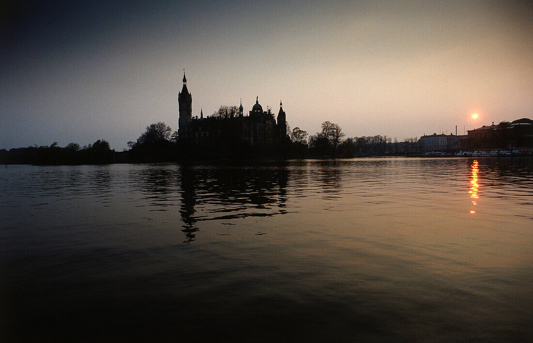 Schloss Schwerin im Sonnenuntergang, Schwerin, Mecklenburg-Vorpommern, Deutschland