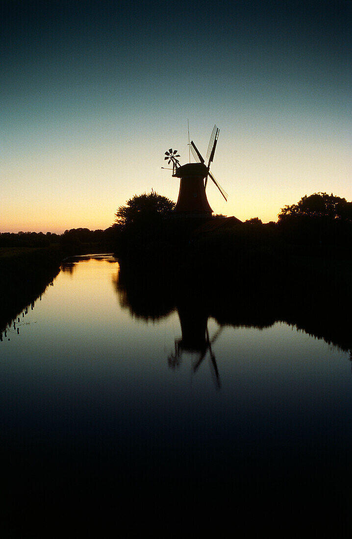 Windmühle am Abend, Greetsiel, Ostfriesland, Niedersachsen, Deutschland
