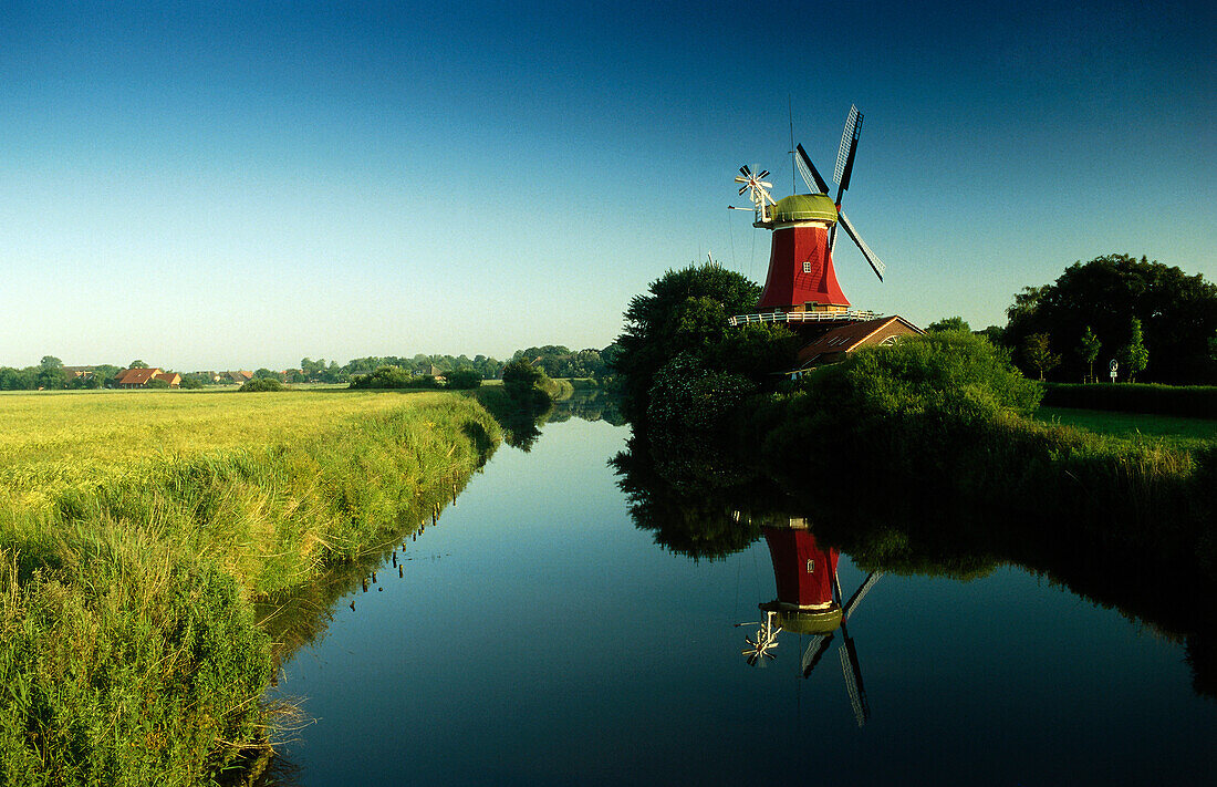 Windmühle spiegelt sich im Wasser, Greetsiel, Ostfriesland, Niedersachsen, Deutschland