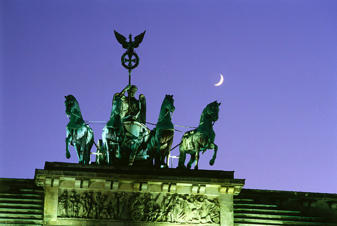 Quadriga auf Brandenburger Tor bei Nacht, Berlin, Deutschland