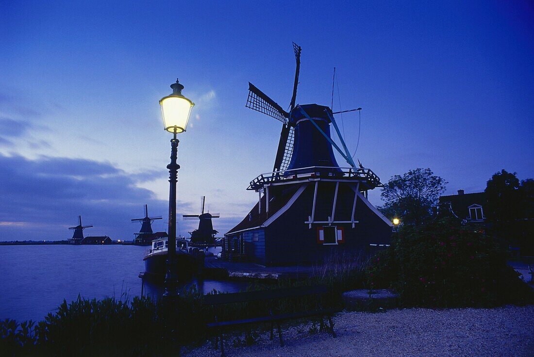 Windmühlen bei Zaandijk im Freilichtmuseum Zaanse Schans, Nordholland, Niederlande
