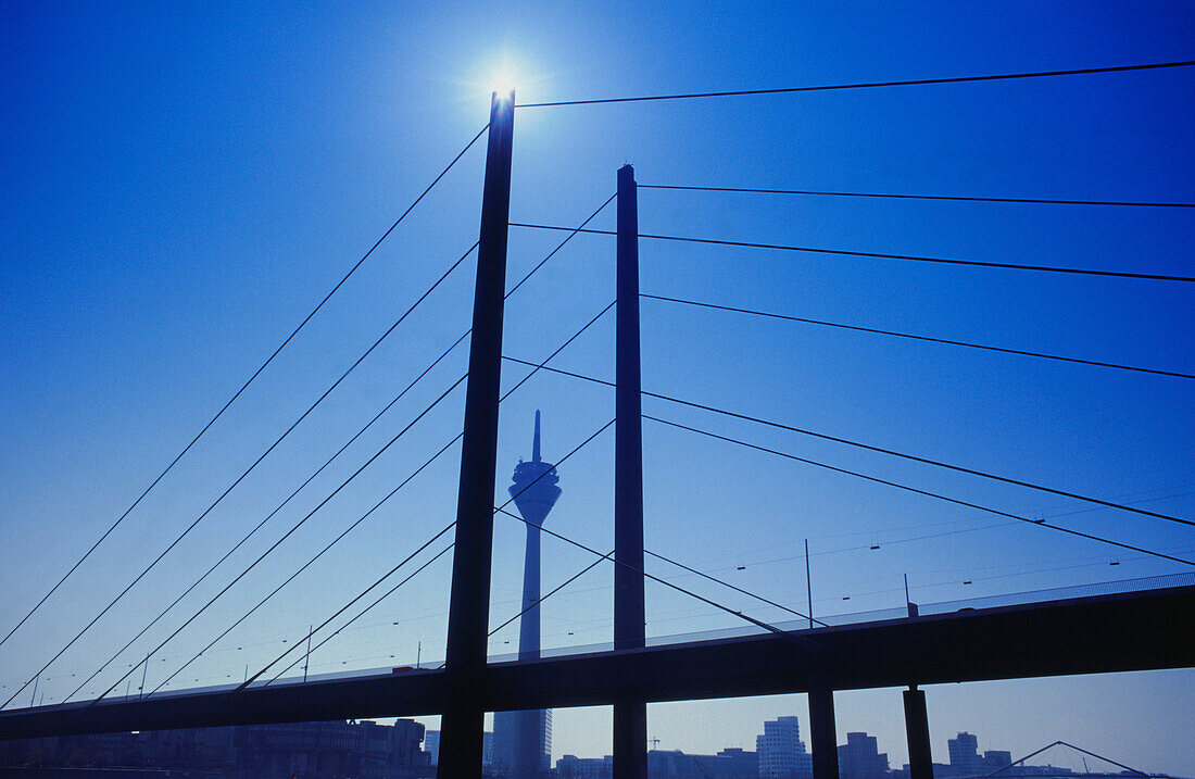 Rheinturm und Rheinkniebrücke, Düsseldorf, Nordrhein-Westfalen, Deutschland