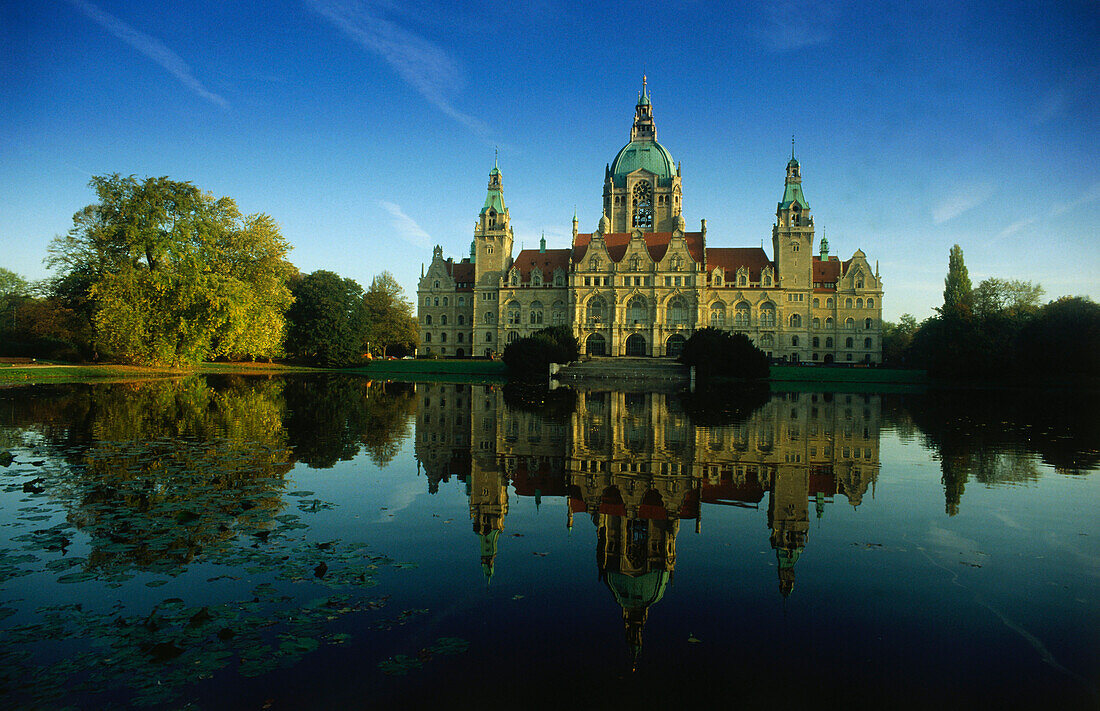 View over lake Maschsee to Neues Rathaus (new city hall), Hannover, Lower Saxony, Germany