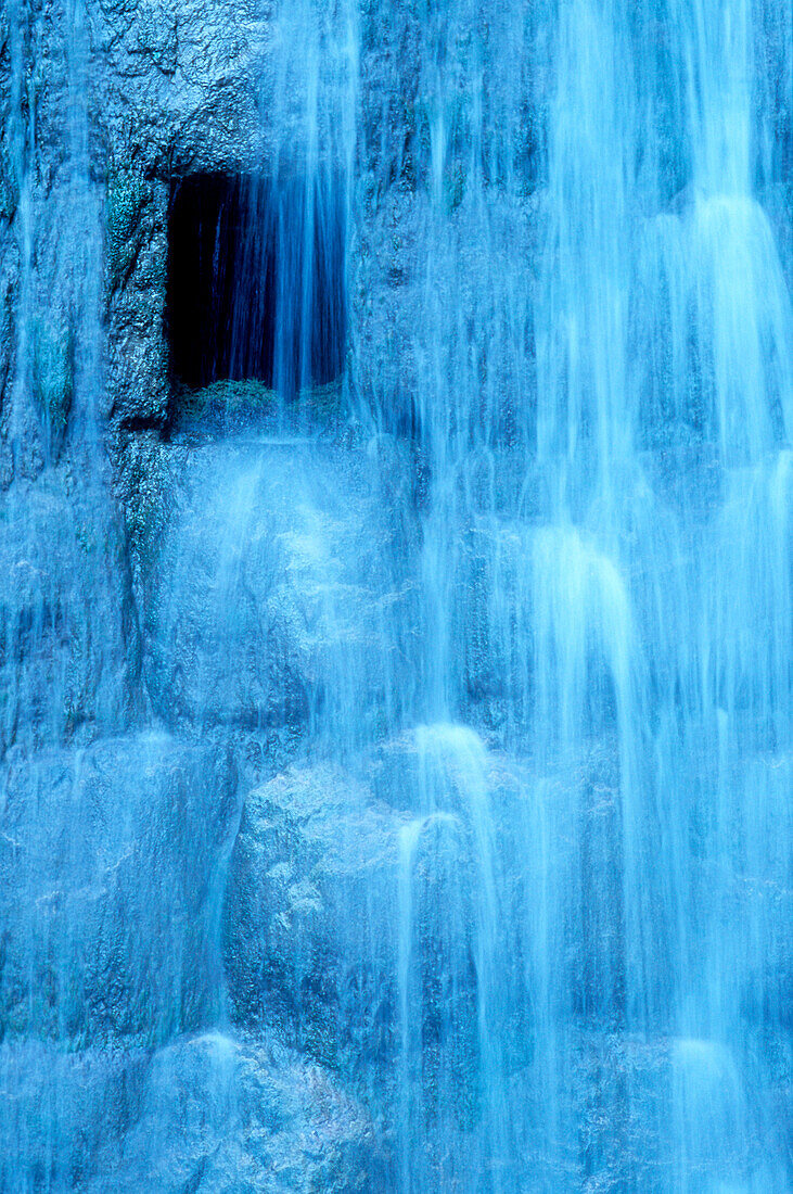 Wasserfall vor einer Steinmauer, Nationalpark Berchtesgaden, Bayern, Deutschland