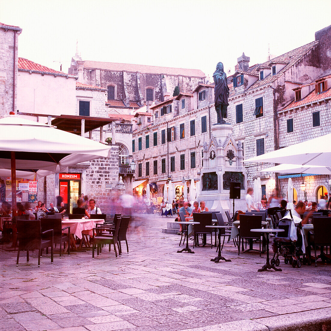 Touristen sitzen in Straßencafes, Dubrovnik, Dalmatien, Kroatien