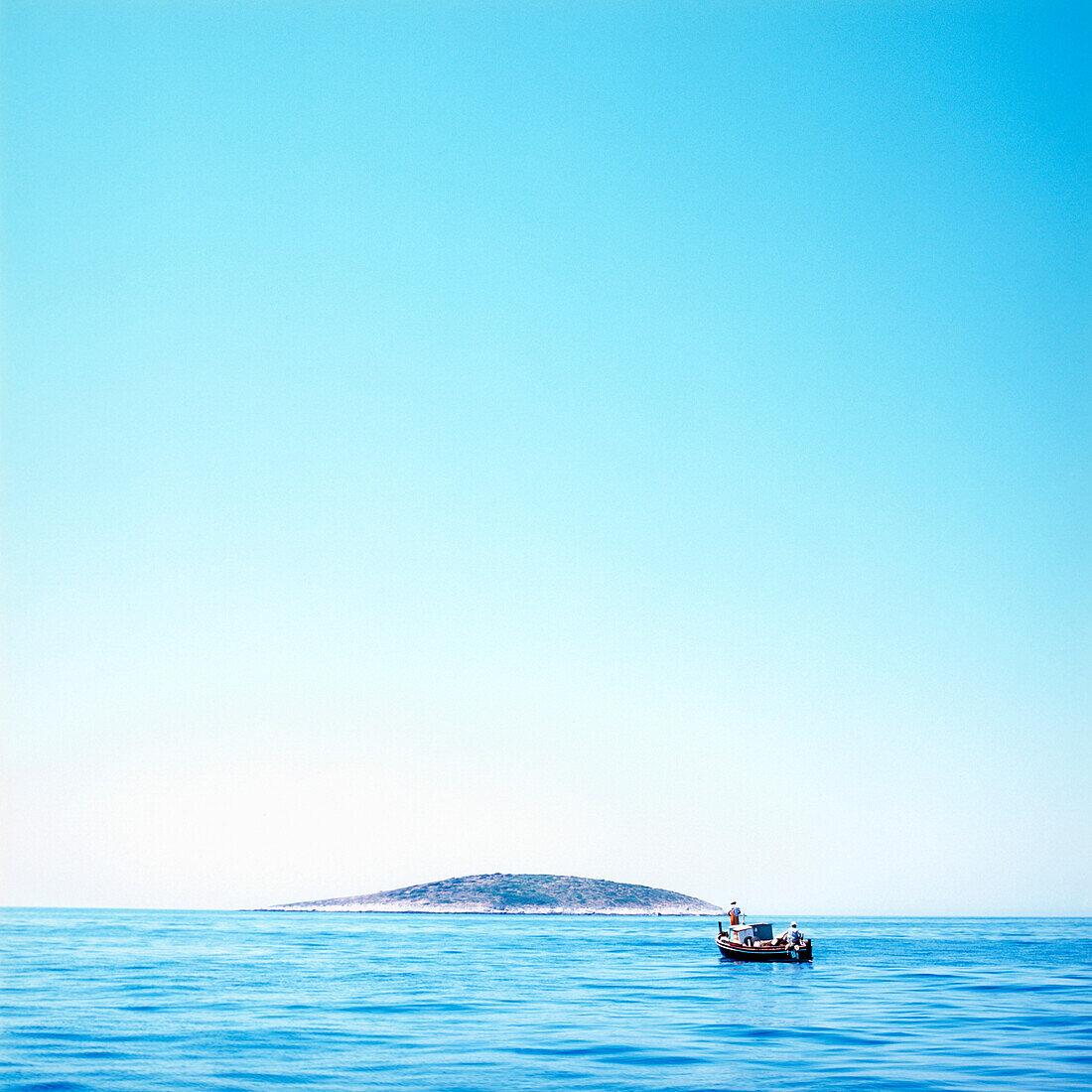 Kleines Fischerboot auf der Adria, Insel im Hintergrund, Dalmatien, Kroatien