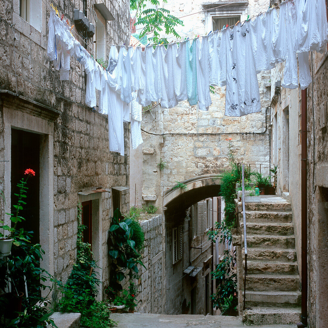 Wäsche hängt an einer Wäscheleine über einer Gasse, Dubrovnik, Dalmatien, Kroatien
