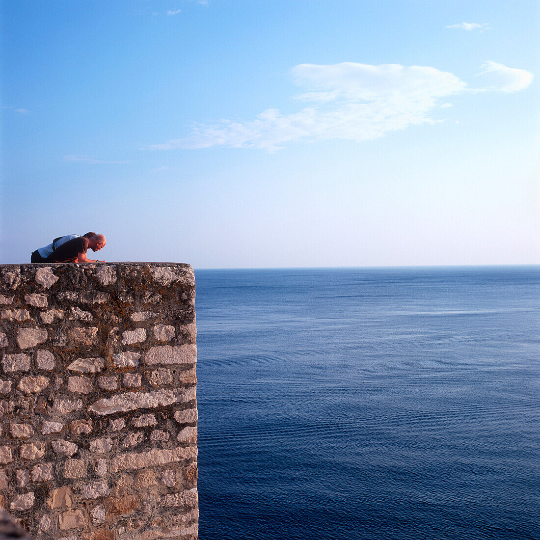 Touristen blicken über die Stadtmauer auf die Adria, Dubrovnik, Dalmatien, Kroatien