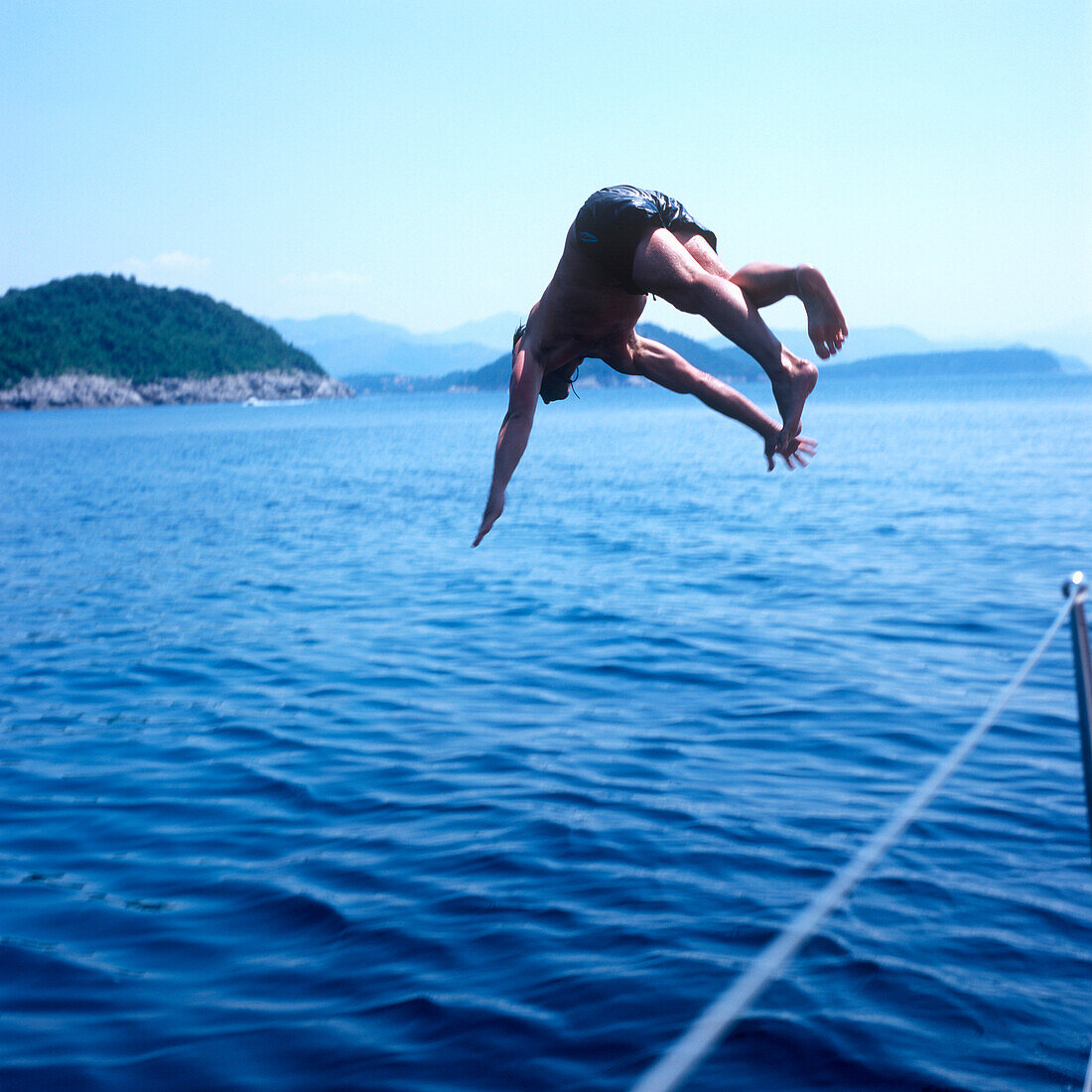 Mann macht Kopfsprung ins Wasser, Adria, Dalmatien, Kroatien